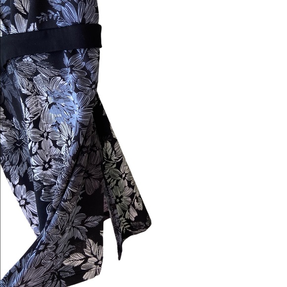 FLOWY FLORAL, WRAP-AROUND BLOUSE WITH SMALL SLITS ON THE SIDES AND WAIST TIE - Picture 4 of 6